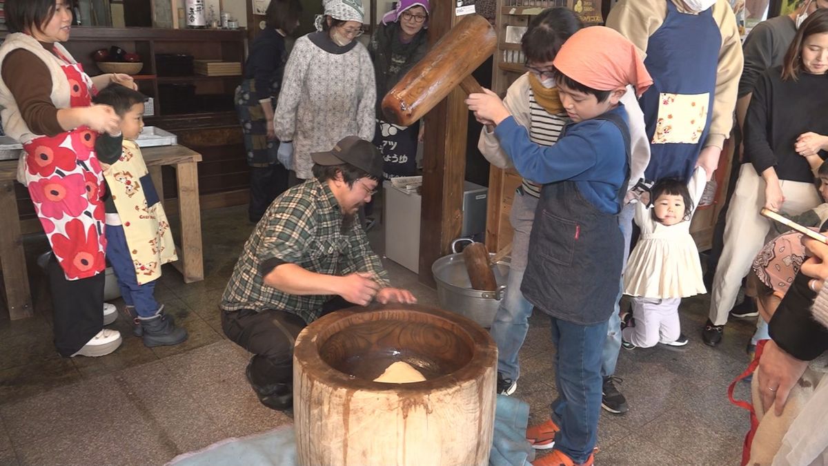 酒田市出身の歌手・白崎映美さんが「子ども食堂」で餅振る舞う　子どもたちが餅つきも