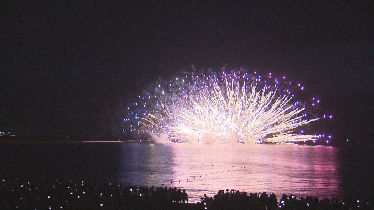 迫力満点！三国花火大会　水中花火など1万5000発が夜空彩る　被災した能登の花火会社も参加　坂井市･三国サンセットビーチ