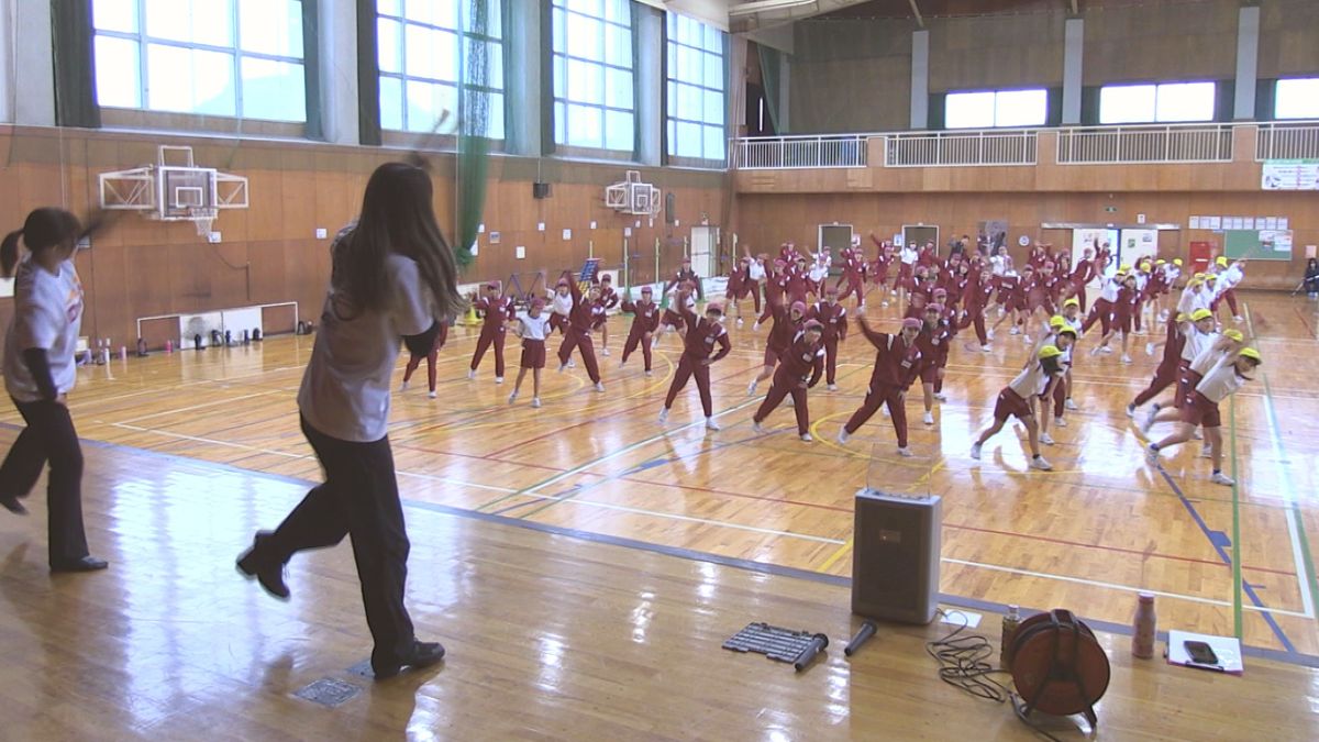 プロダンサーが小学生にストリートダンスを指導 キレキレのカッコいい動き目指す