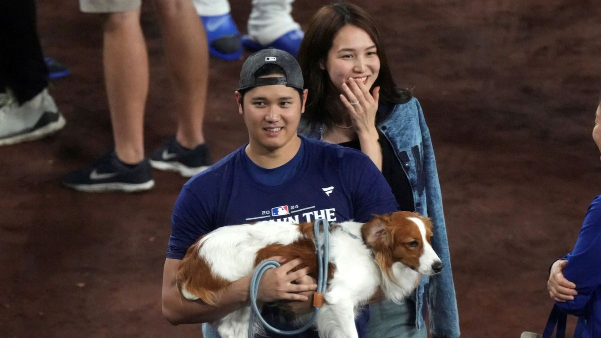 大谷翔平選手の地区優勝に駆けつけた妻・真美子さんと愛犬・デコピン(写真：AP/アフロ)