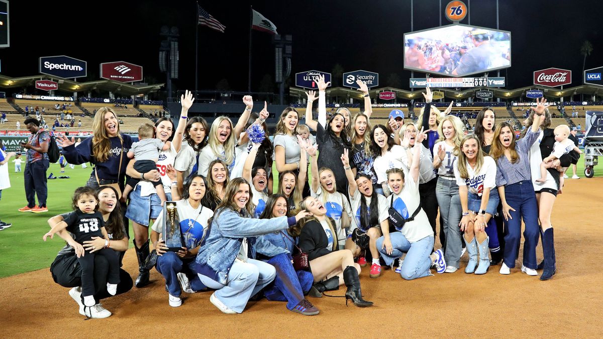 リーグ制覇したドジャースの応援に駆け付けた選手らの妻たち(写真：USA TODAY Sports/ロイター/アフロ)