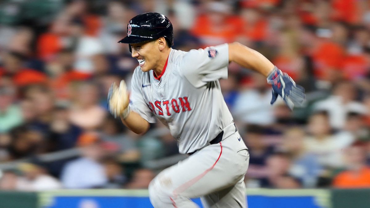 盗塁を試みる吉田正尚選手(写真：USA TODAY Sports/ロイター/アフロ)