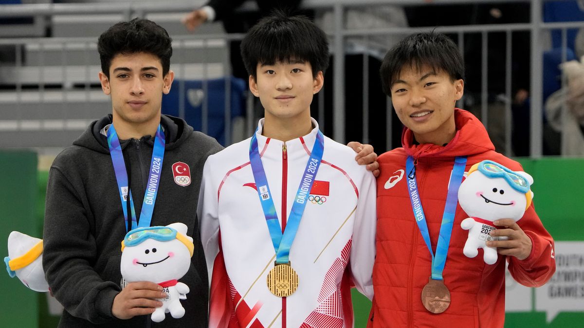 銅メダルを獲得した鬼田来人選手(右)(写真：AP/アフロ)