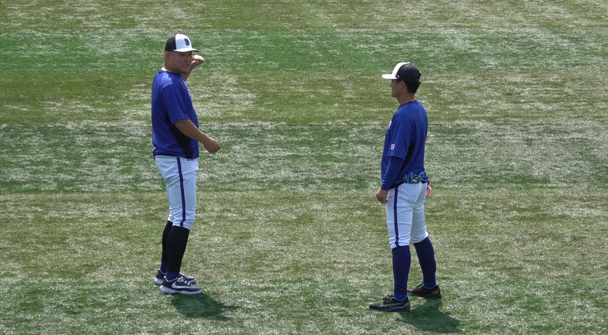 DeNA・林琢真選手(右)に打撃のアドバイスをする筒香嘉智選手(左)