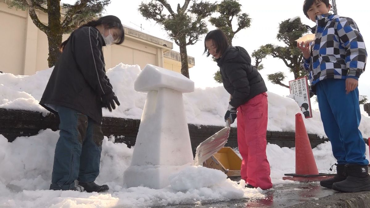 大野市の児童が「雪見灯ろう」作り思い出に 大雪で冬の恒例行事は中止に