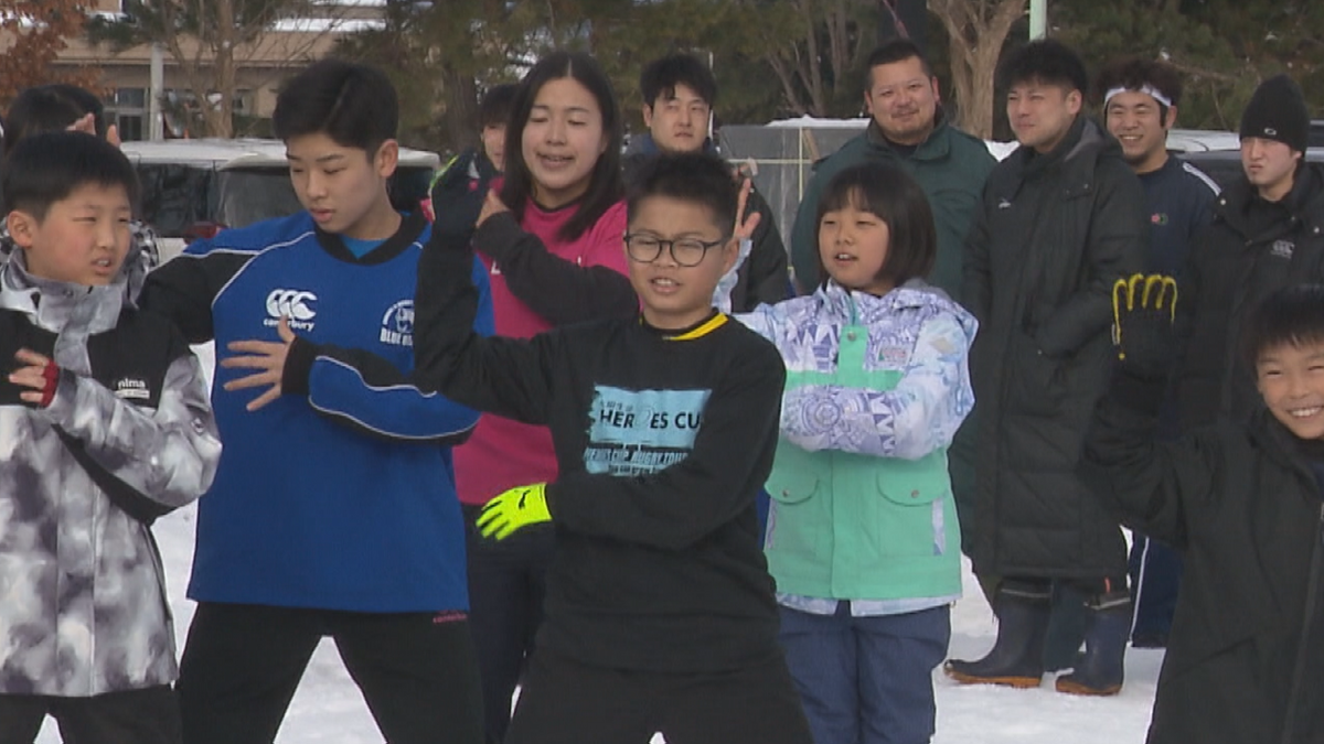 「良いトレーニングになる」雪上ラグビー熱戦！“弘前ハカ”で士気を高める　青森県弘前市