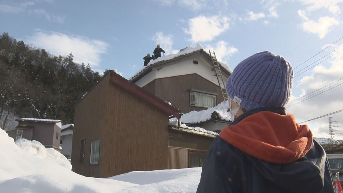 高齢者宅の屋根雪下ろし　企業や個人がサポート「安心して寝られる」　積雪およそ1メートル　勝山市の支援助成事業