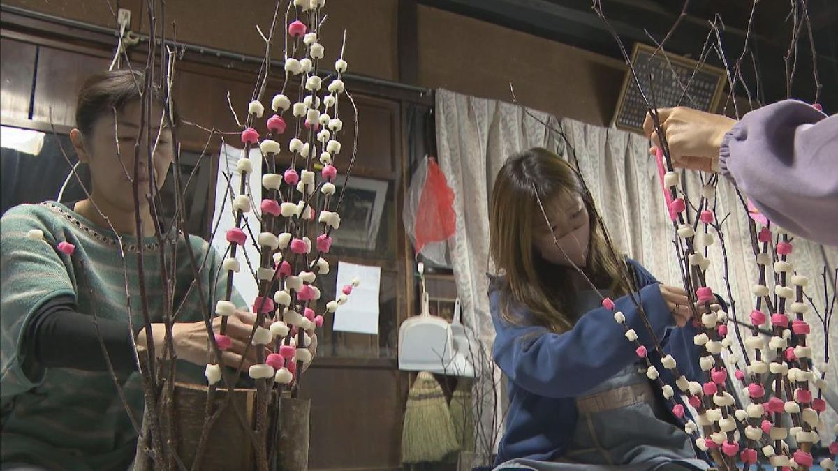 飛騨地方の正月飾り「花もち」づくり最盛期　岐阜・高山市