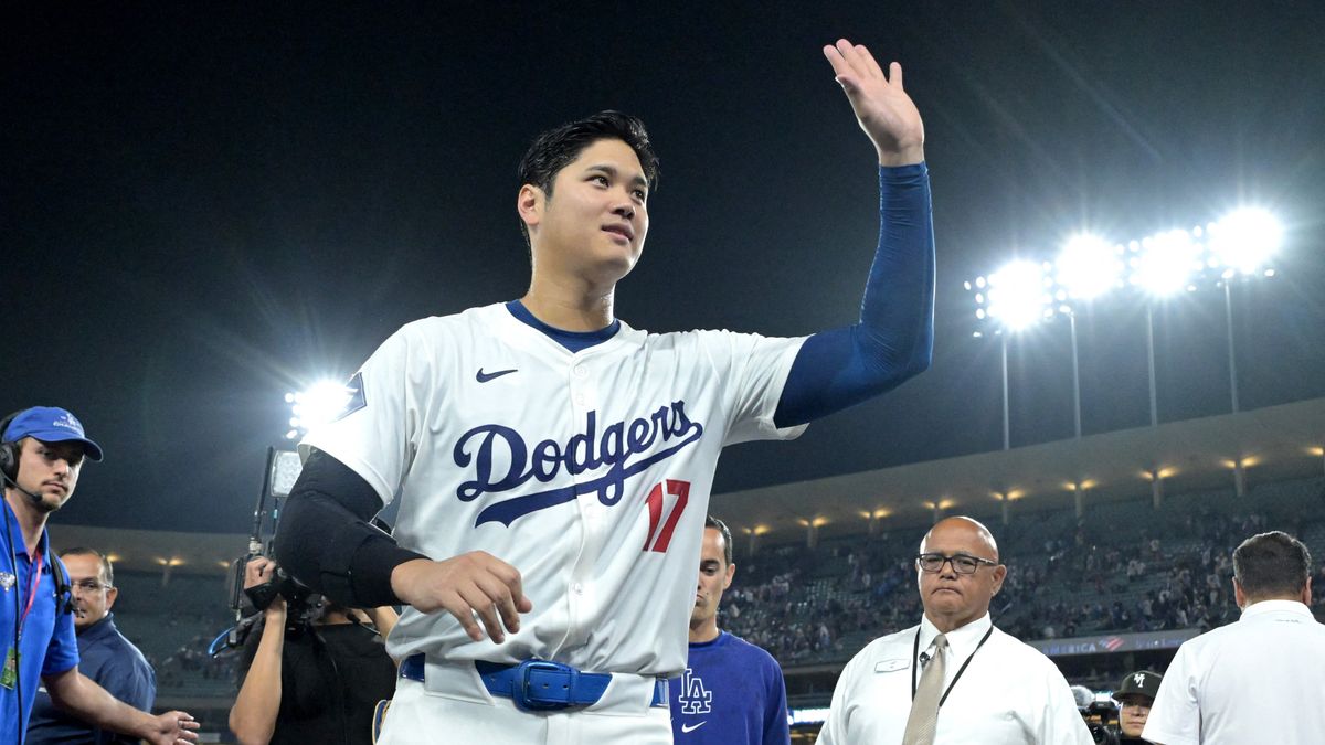 ファンの声援に応える大谷翔平選手(写真：USA TODAY Sports/ロイター/アフロ)