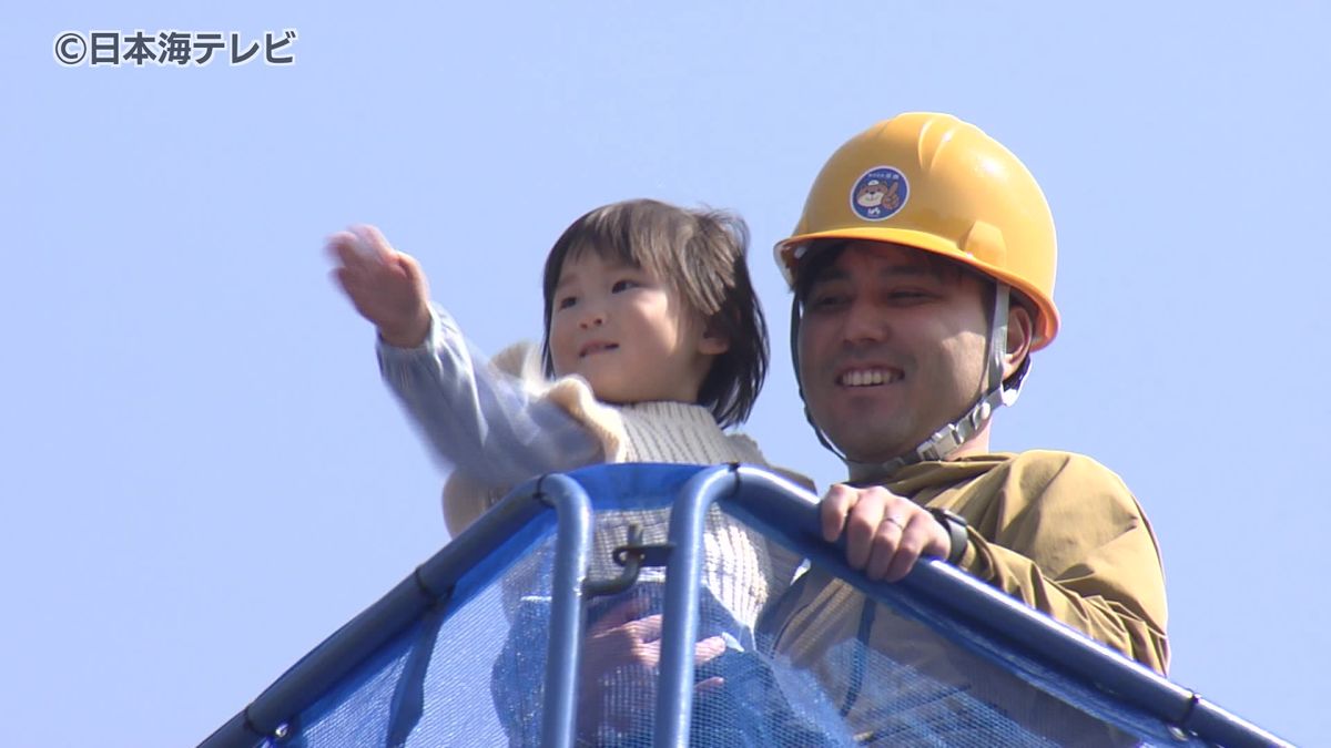 「いろんな車に乗れて楽しかった」　消防車や大型バス、タクシーなどさまざまな乗り物が集合　島根県出雲市
