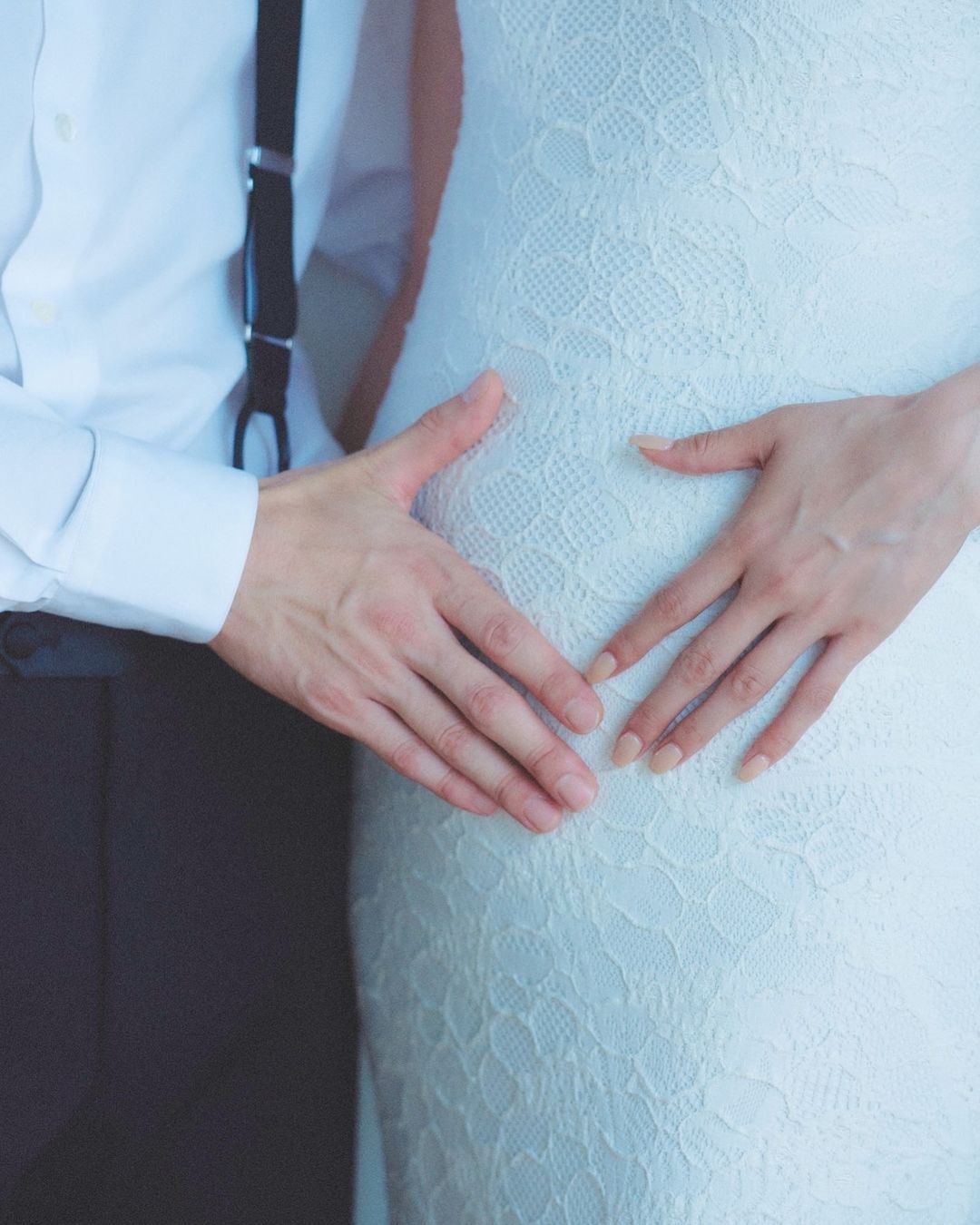 子供を身ごもったおなかに手を添える栗原恵さんと結婚相手のKoukiさん(栗原恵さんの公式Instagramより)