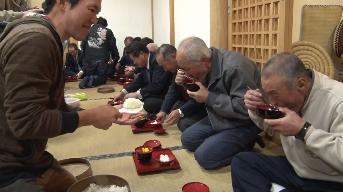 胃袋の限界に…青森の大漁祈願「おこもり」