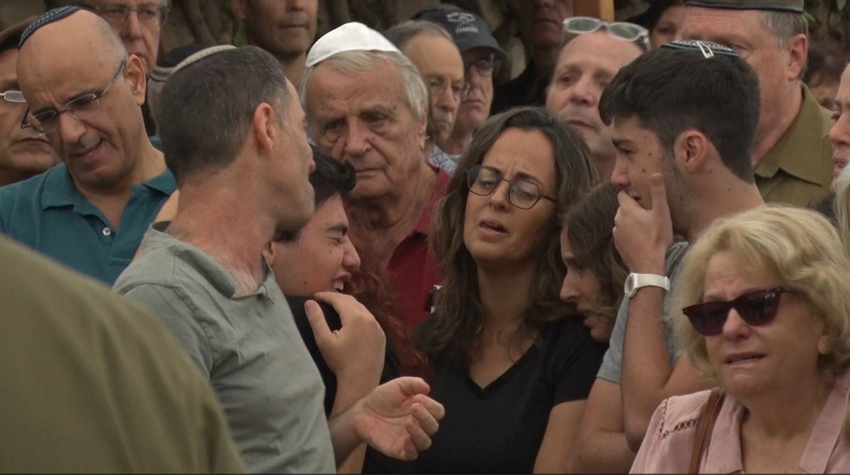 20歳のイスラエル兵の葬儀で涙を流す親族