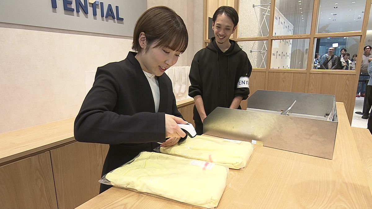 バーコードを読み取る平野美宇選手