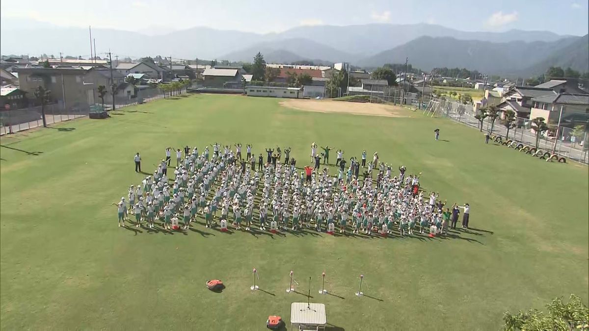 子どもたちが安心して遊べる場所に 福井県大野市の小学校で校庭の芝生化が完成