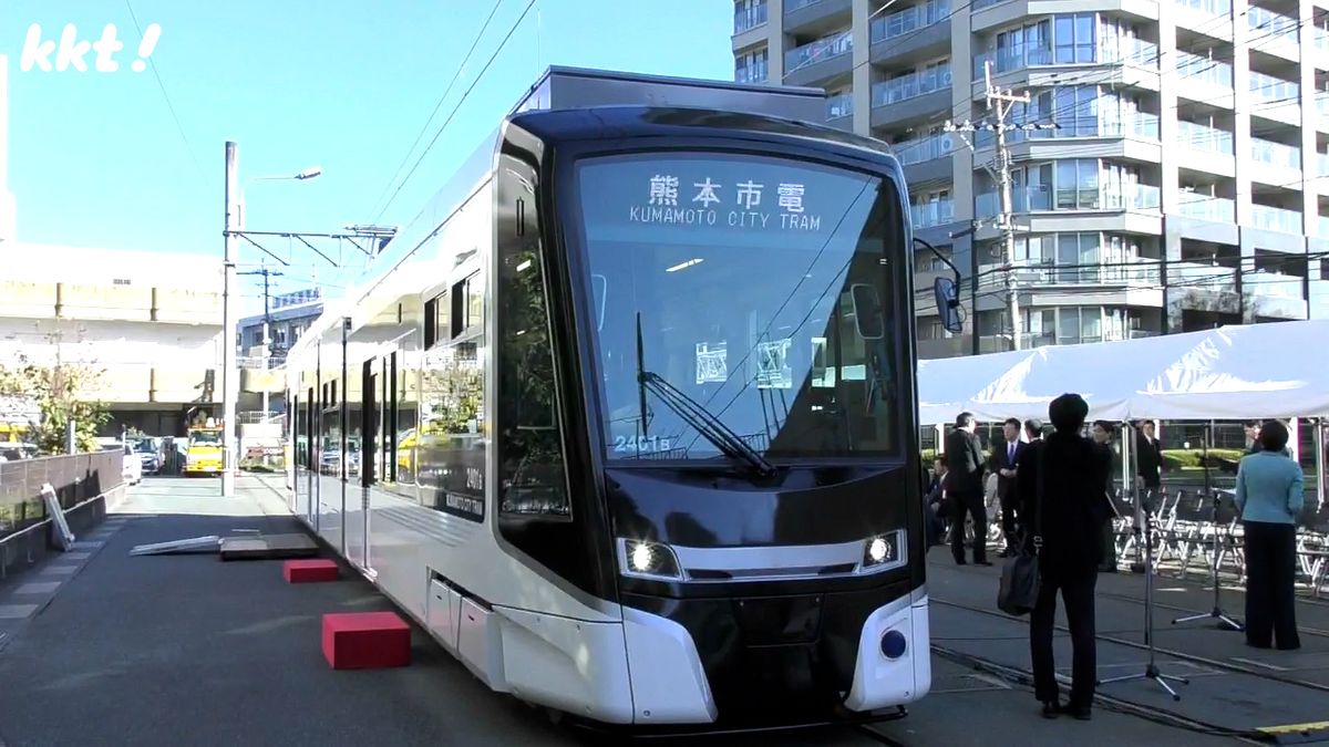 ｢熊本城｣がモチーフ・広々とした車内 熊本市電の新型車両の出発式