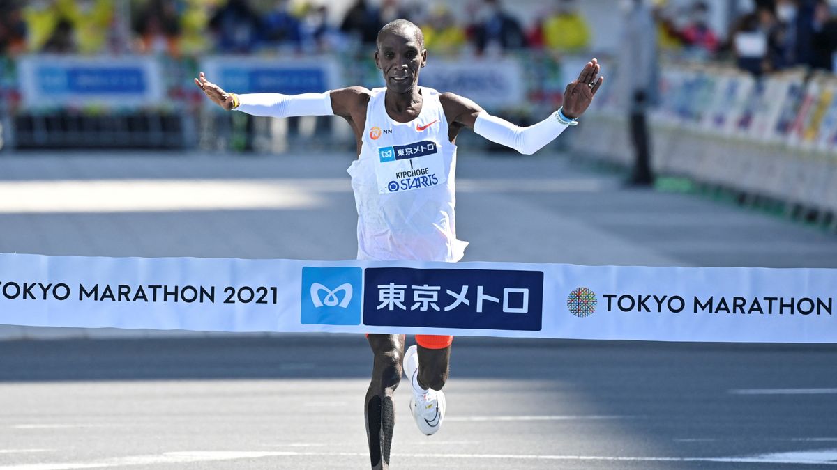 東京マラソンでゴールするキプチョゲ選手