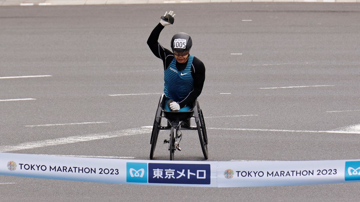 東京マラソン、車いすランナーの鈴木朋樹選手