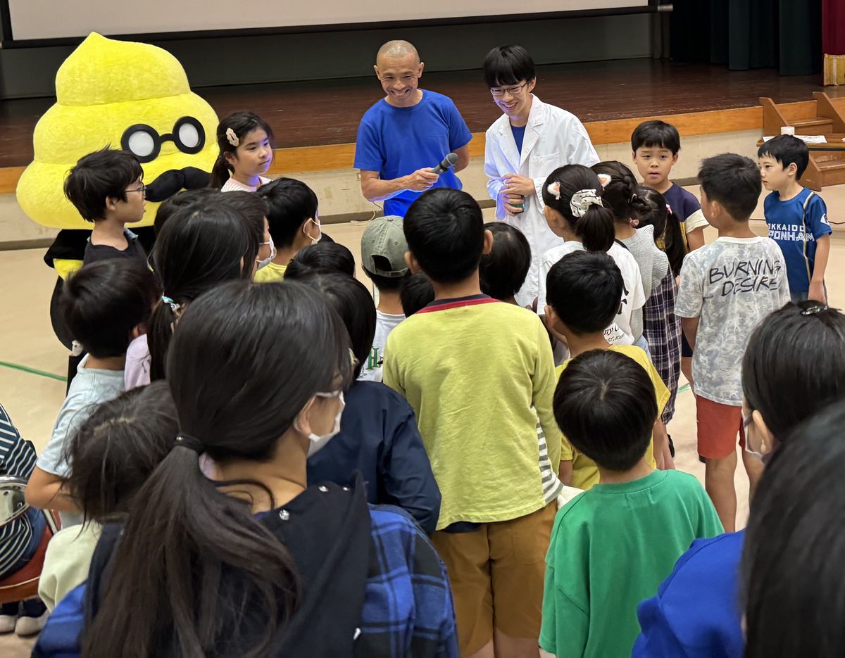 「うんこ先生とおくすりハカセと学ぶ『おくすりのはなし』」の様子