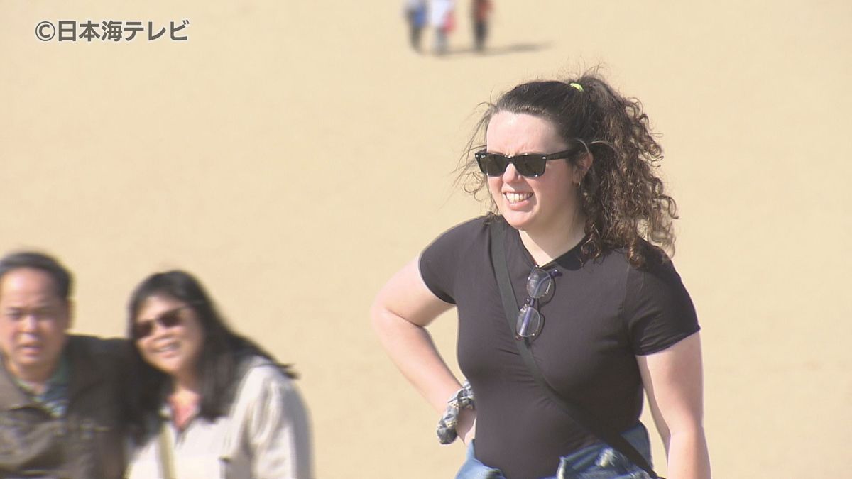 「秋とは思えないほど暑いです」11月なのに夏日を記録　鳥取砂丘にはタンクトップの人も