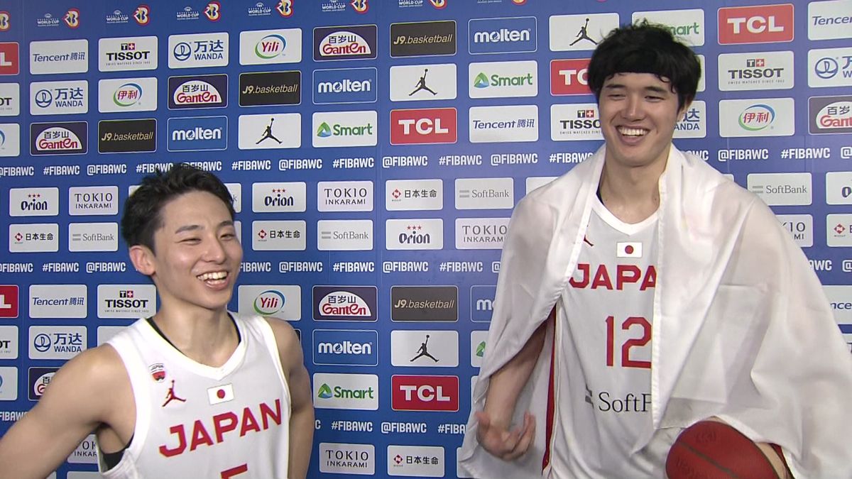 試合後の取材に笑顔の河村勇輝選手（左）、渡邊雄太選手（右）