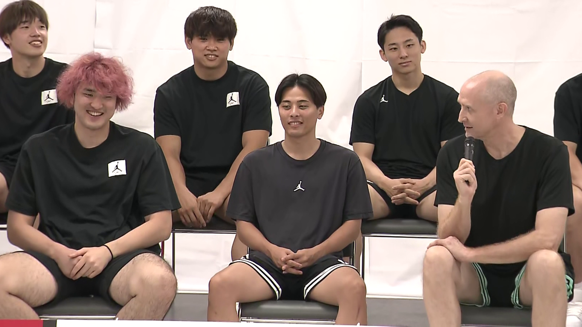 川真田紘也選手（前列左）トム・ホーバスHC（前列右）