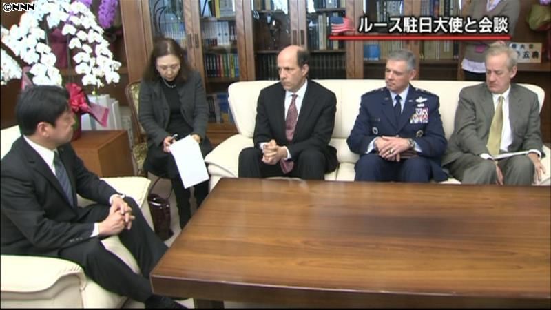 尖閣「沈静化が重要」防衛相と米大使が一致