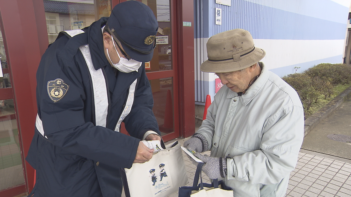 夜間の歩行者の交通事故を防ごう　商業施設で啓発活動　反射材の活用を