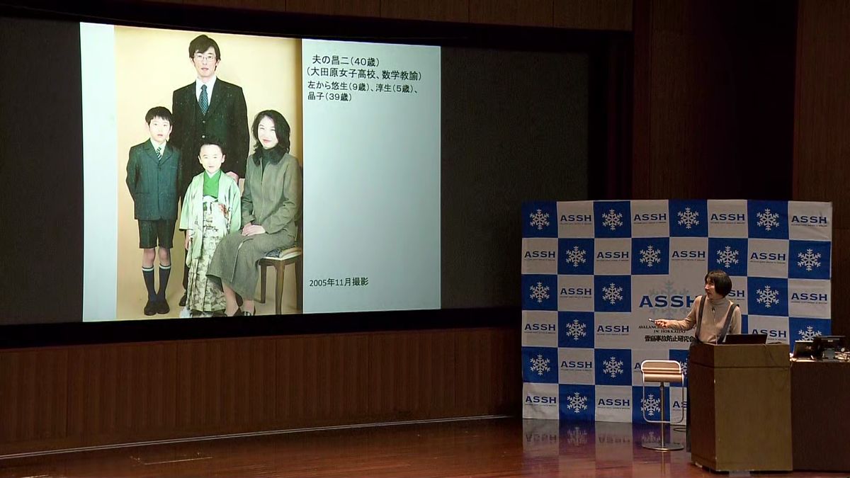 講演をする遺族の高瀬晶子さん（58）　東京・青山学院大学　12月1日