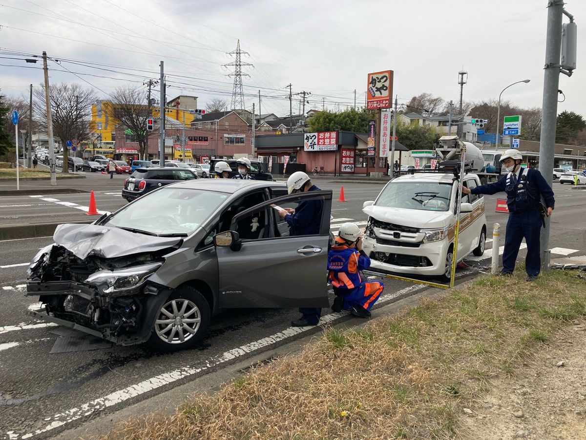 国道4号で車2台が関係する事故　2人ケガか　事故現場付近の上り車線は一時通行止めに＜仙台＞