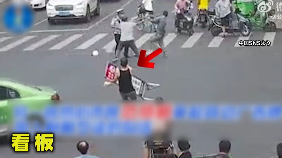 包丁男が警察官を“襲撃”　市民「スコップ」「看板」で応戦　“緊迫の場面”カメラが捉える　中国・成都