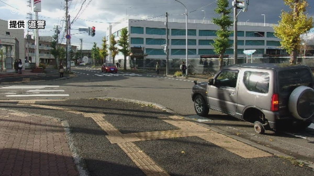 タイヤが外れた軽乗用車（恵庭市）