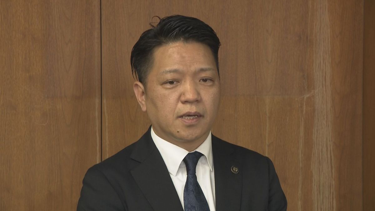 不信任決議案の可決後に取材に応じる永野市長（17日）