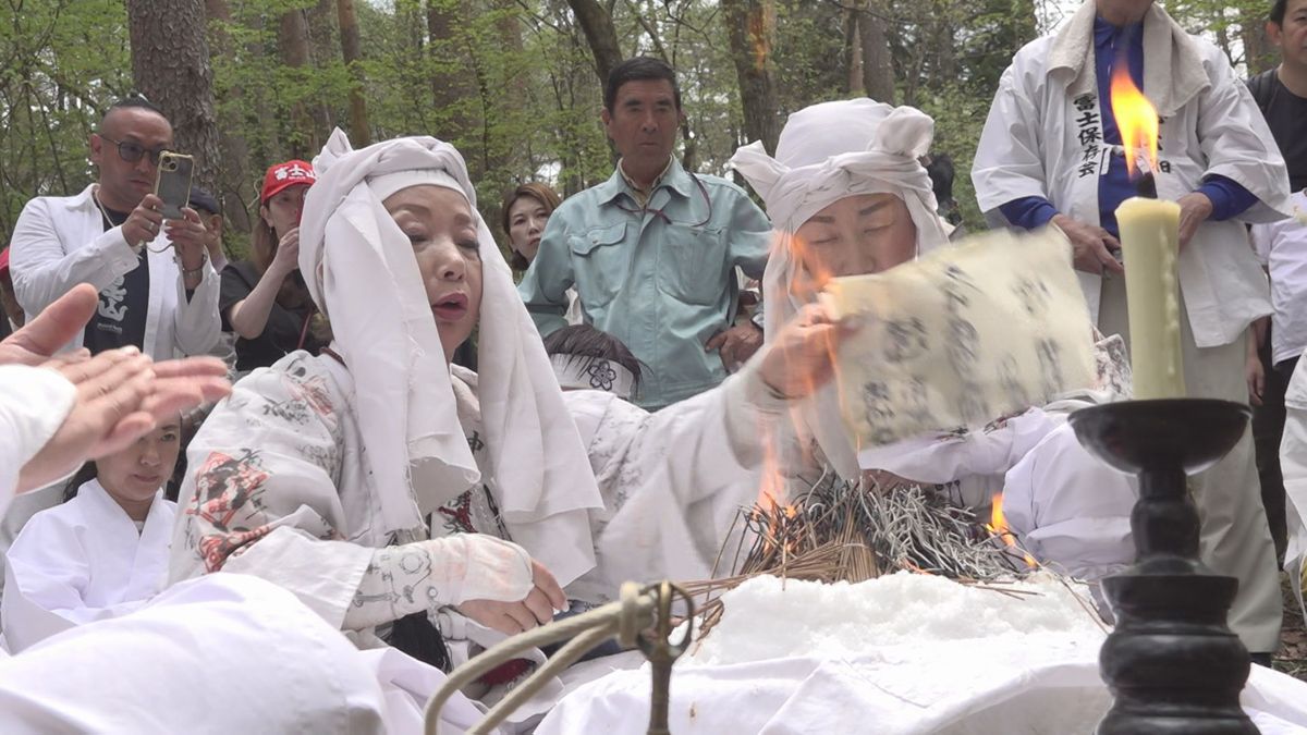 ＧＷ各地でにぎわう 溶岩洞穴で胎内祭 “芋大明神”の法要も 山梨県