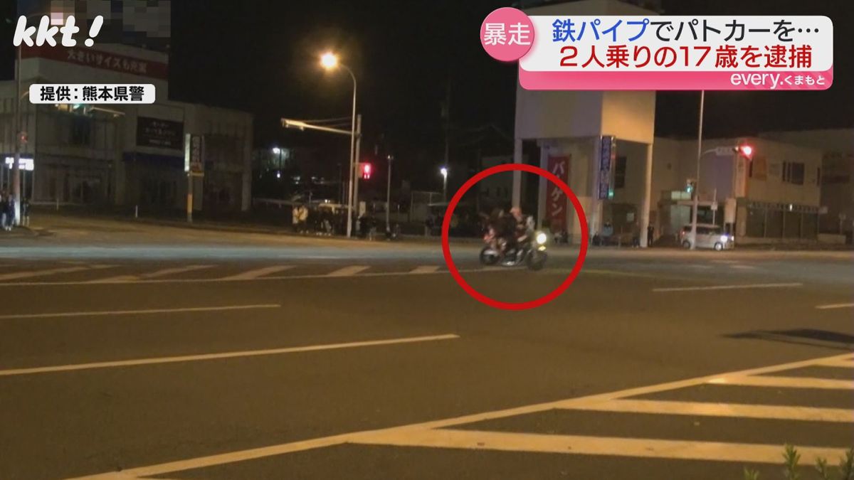 交差点内を周回するバイク(熊本県警提供)