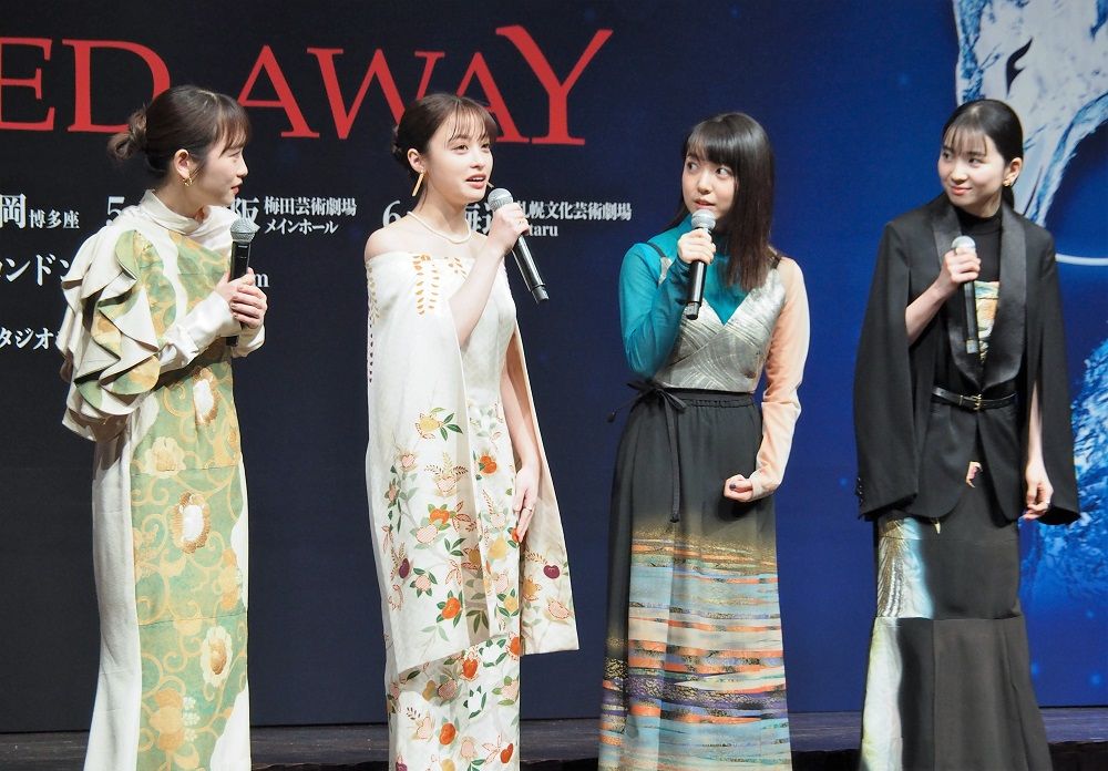（左から）川栄李奈さん、橋本環奈さん、上白石萌音さん、福地桃子さん