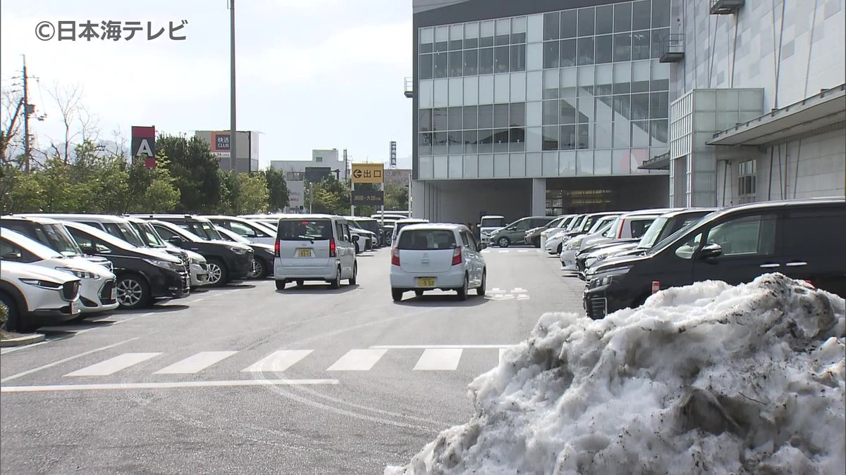 ショッピングセンター駐車場で歩行者はねられ重体（島根県出雲市）