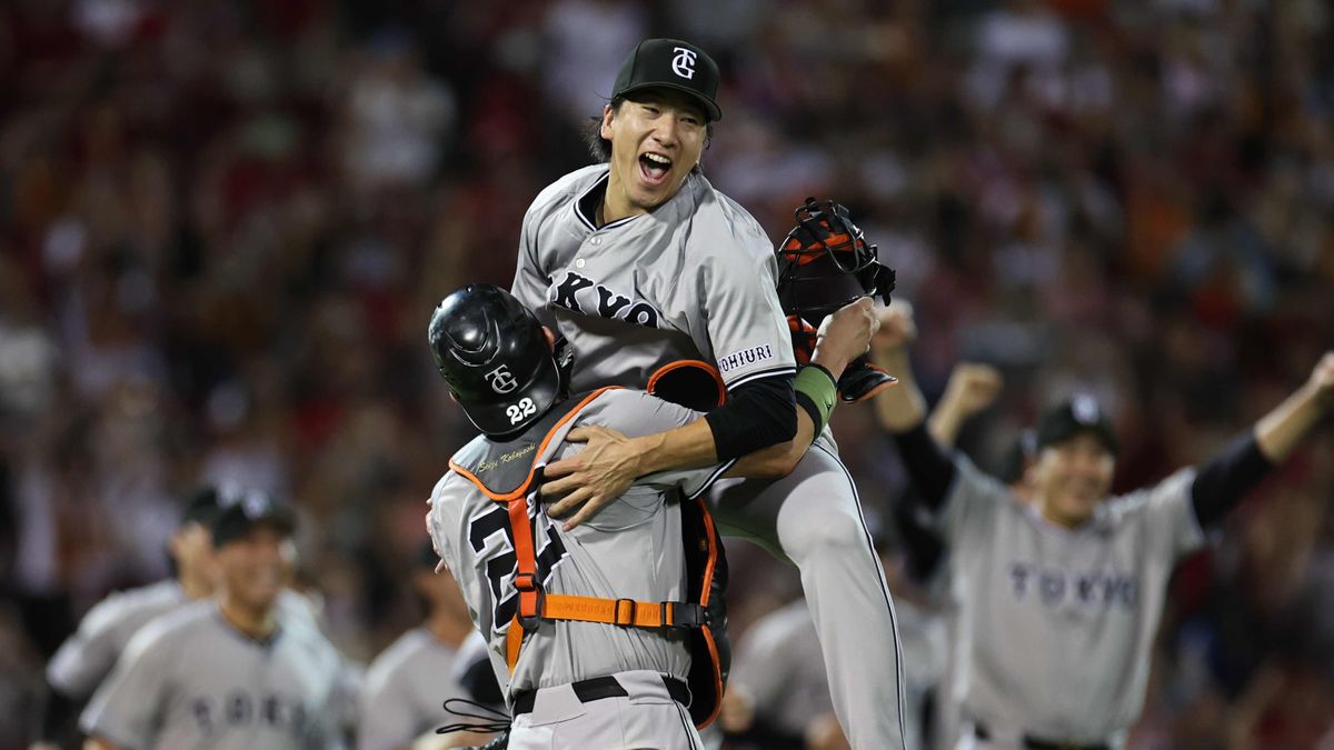 優勝した瞬間の巨人・大勢投手（写真：時事）