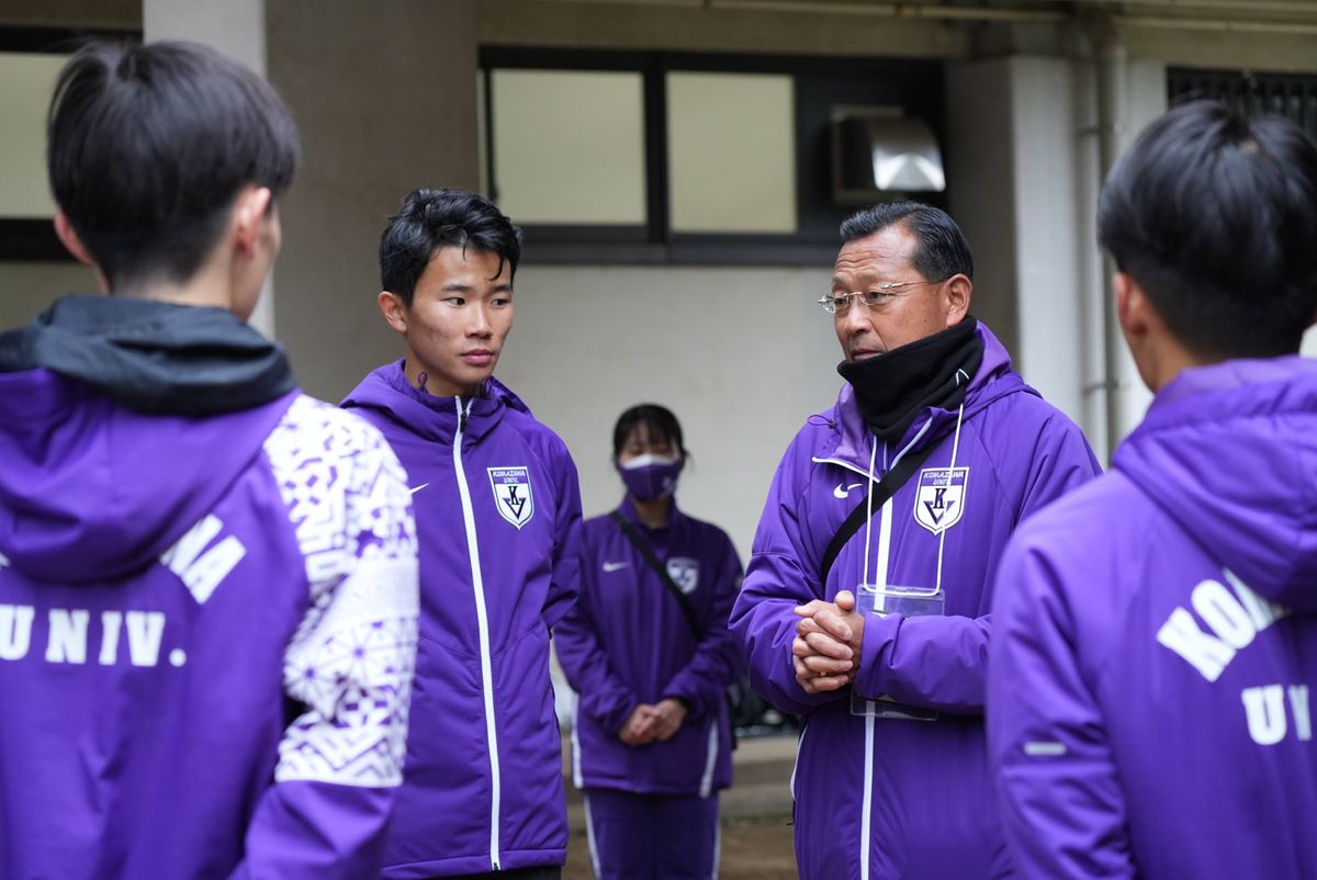 レース後に集合する駒澤大の大八木監督と選手ら