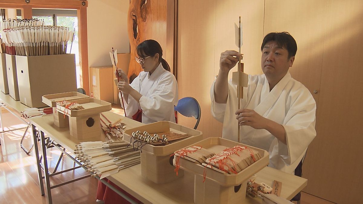 約３０００本の破魔矢づくり始まる　大分市の神社