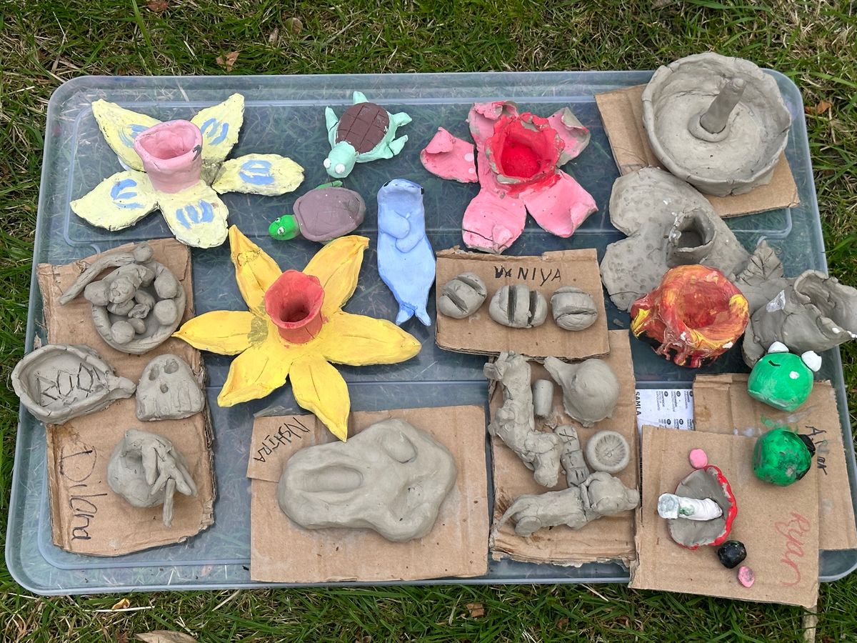 サマースクールの子どもたちが作った粘土アート