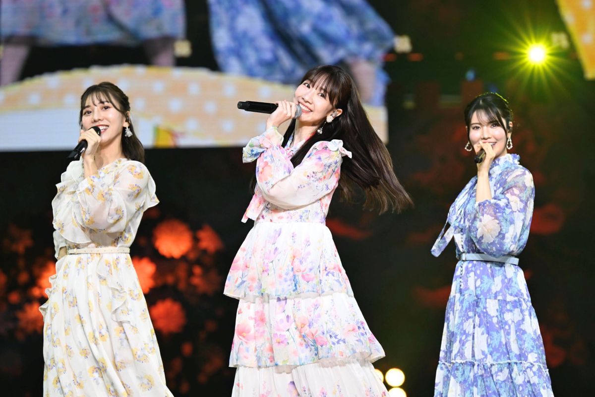 フレンチ･キスが復活（左から高城亜樹さん、柏木由紀さん、倉持明日香さん）　（c）AKB48