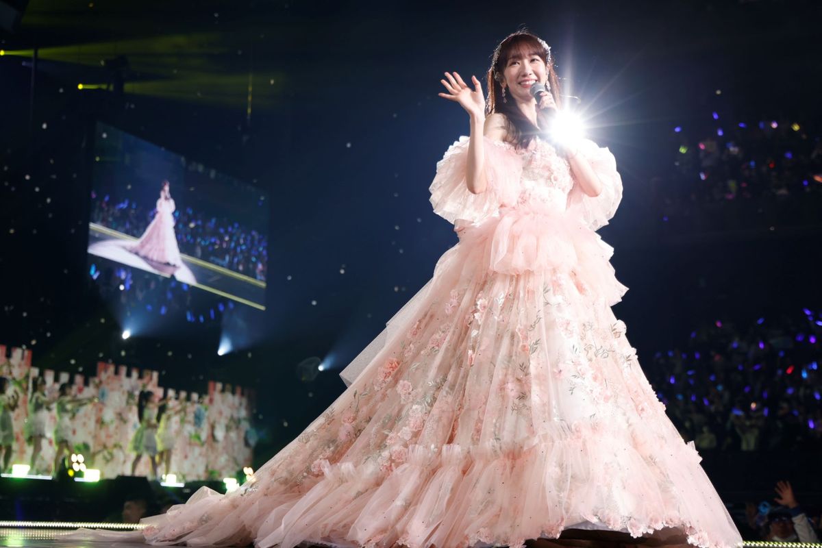 卒業コンサートでドレス姿を披露　（c）AKB48