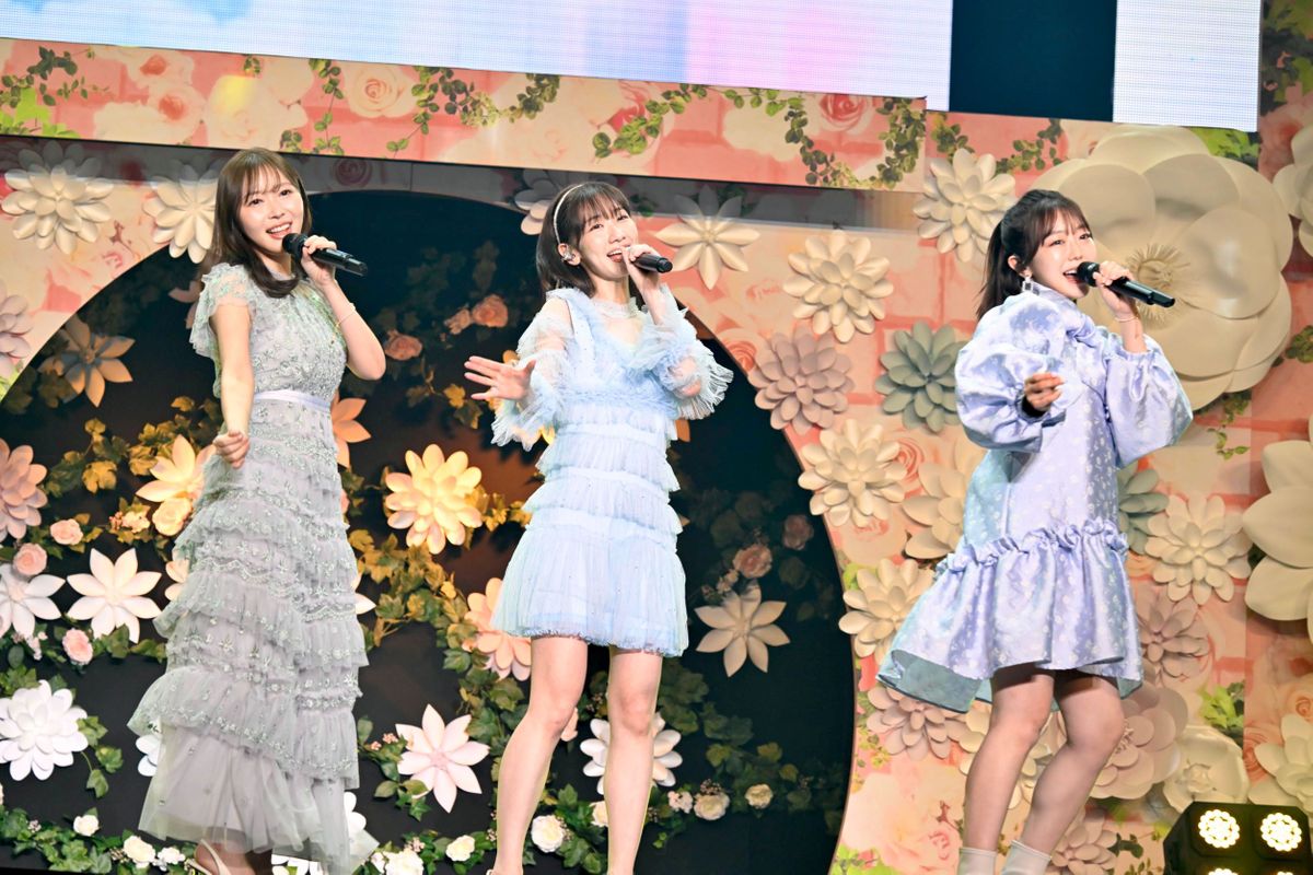左から指原莉乃さん、柏木由紀さん、峯岸みなみさん　（c）AKB48
