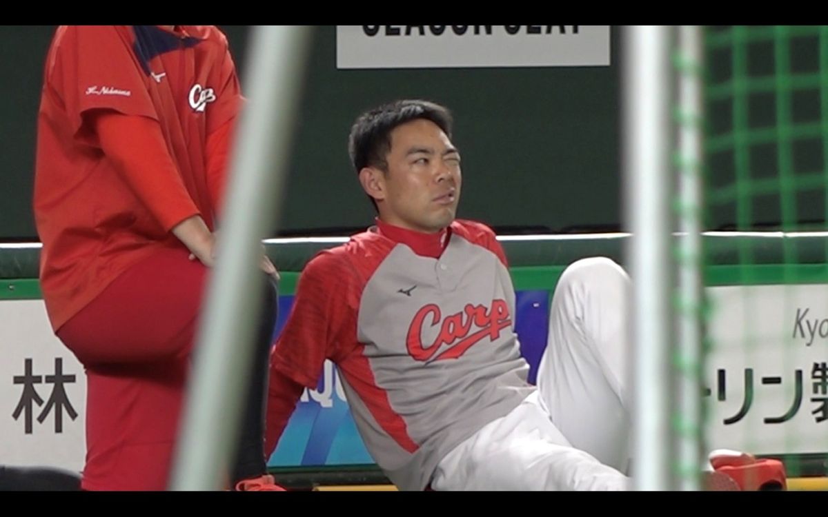 自打球を当てた左目の見え方を確認する広島・秋山翔吾選手