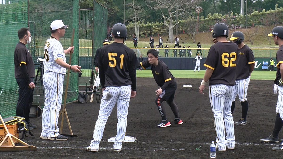 選手たちに帰塁について指導する赤星さん