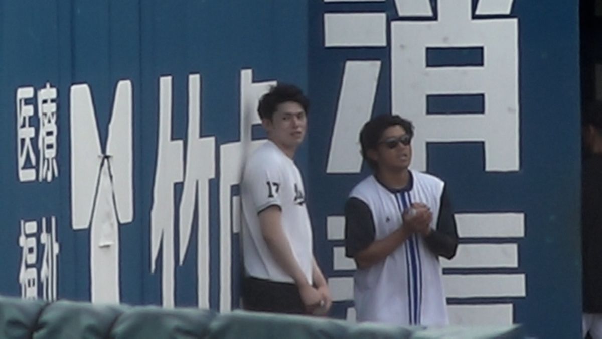 横浜スタジアムで再会した佐々木朗希投手(左)と今永昇太投手(右)