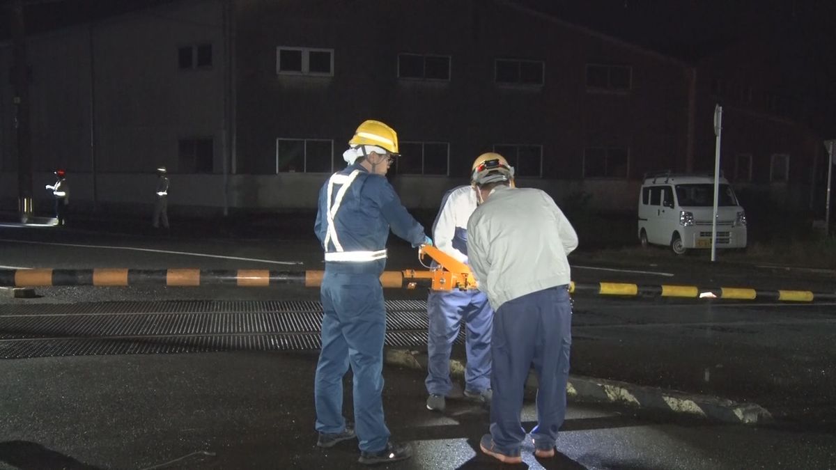 肥薩おれんじ鉄道の列車と車が衝突　車の女性(73)搬送も意識あり　運転士「遮断機下りていたが…」