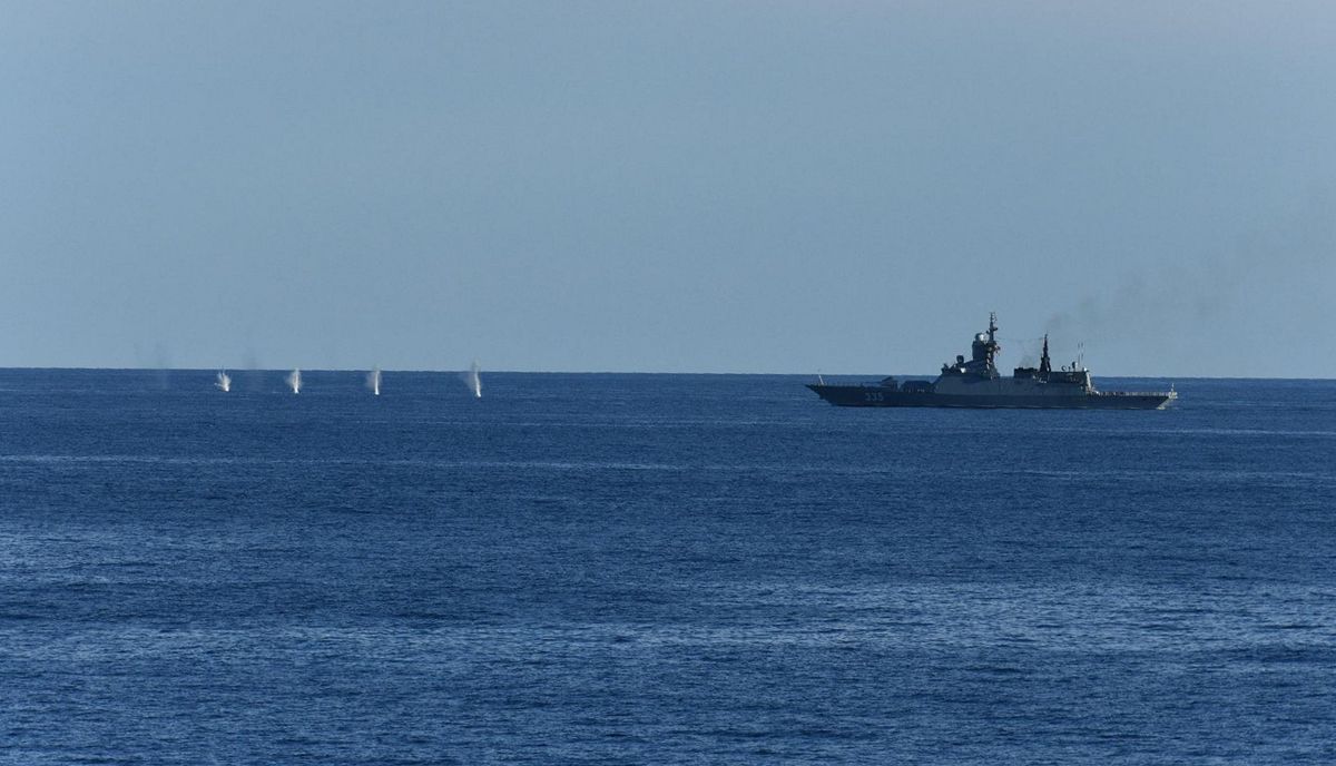 中露海軍が日本海で機関銃を射撃　防衛省が写真を発表