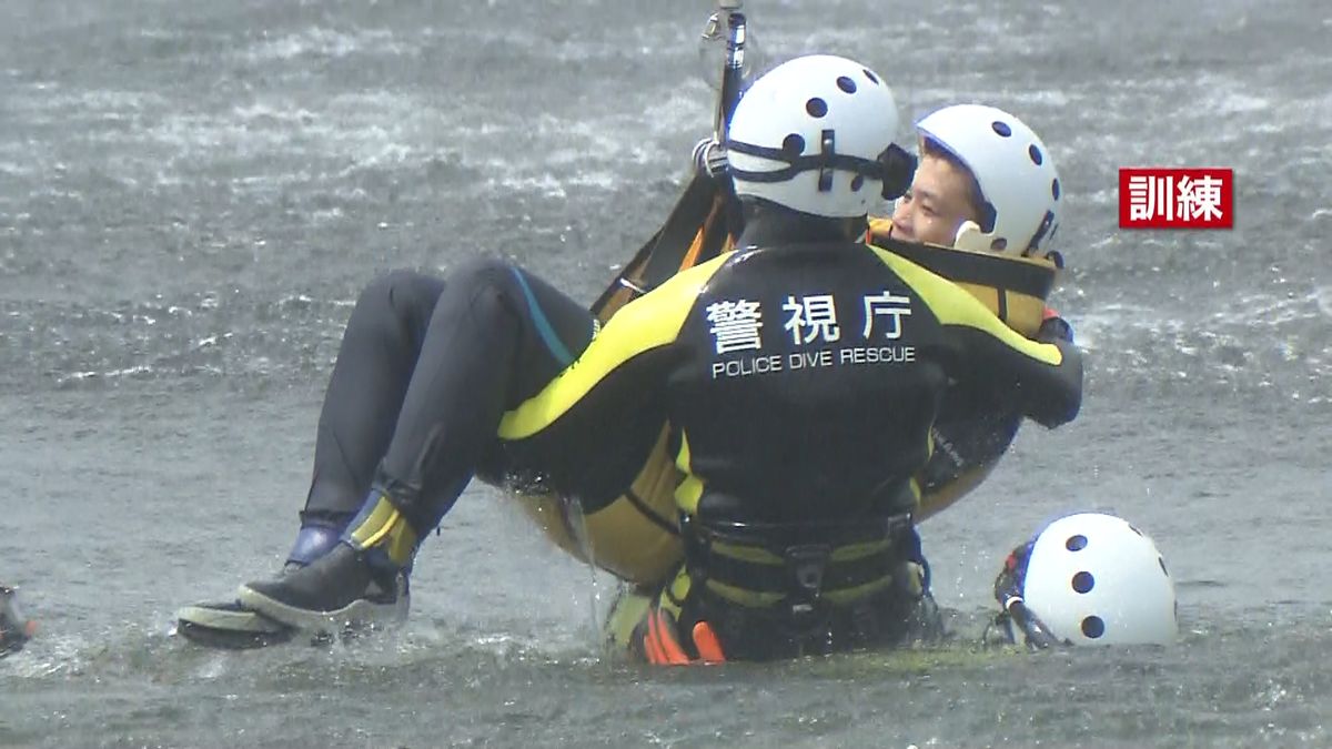 警視庁と埼玉県警、荒川で水難救助訓練